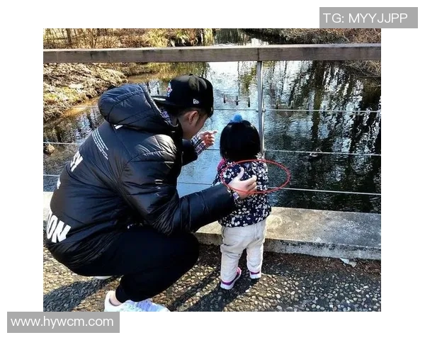 足球明星带孩子现身街头互动甜蜜 父爱满满暖心视频曝光