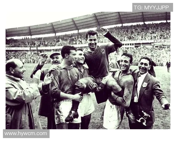 以足球球星的出生年代为线索回顾足坛传奇球员的崛起与辉煌历程 以足球球星的出生年代为线索回顾足坛传奇球员的崛起与辉煌历程